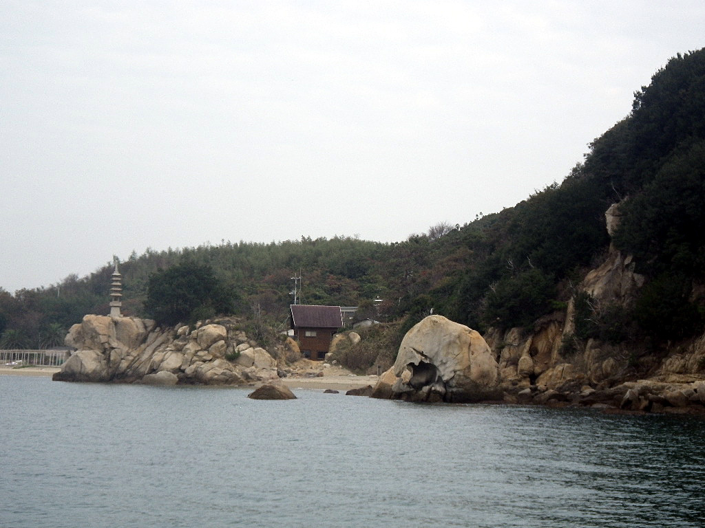 六口島、海から見る天然記念物象岩