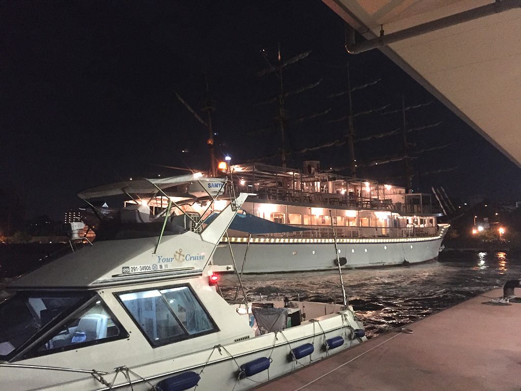 夜の帆船日本丸